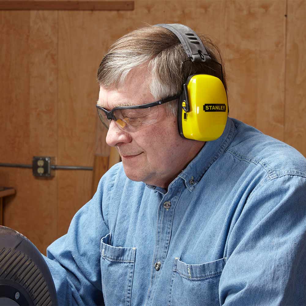 استفاده از محافظ گوش در زمان کار